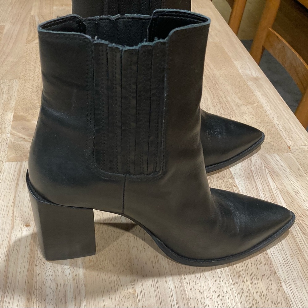 Steve Madden black size 7 Chelsea Boots